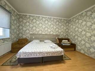 Гостевой дом Дом туриста Миллерово Номер стандарт улучшенный с 1 двуспальной кроватью-4