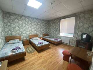Гостевой дом Дом туриста Миллерово Номер эконом с 3 односпальными кроватями-1