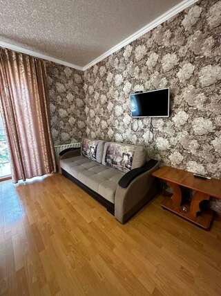 Гостевой дом Дом туриста Миллерово Номер стандарт с 1 двуспальной кроватью и диваном-7