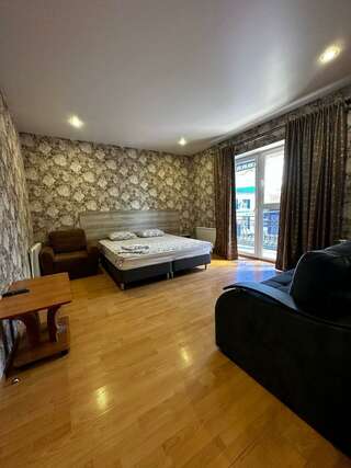 Гостевой дом Дом туриста Миллерово Номер стандарт с 1 двуспальной кроватью и диваном-1