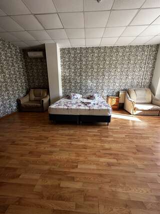 Гостевой дом Дом туриста Миллерово Номер улучшенный семейный-4