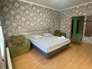 Гостевой дом Дом туриста Миллерово Номер стандарт улучшенный с 1 двуспальной кроватью-2