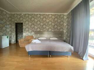 Гостевой дом Дом туриста Миллерово Номер стандарт с 1 двуспальной кроватью и диваном-4