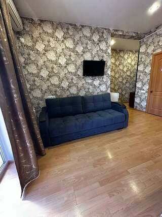 Гостевой дом Дом туриста Миллерово Номер стандарт с 1 двуспальной кроватью и диваном-2