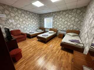 Гостевой дом Дом туриста Миллерово Номер эконом с 3 односпальными кроватями-3