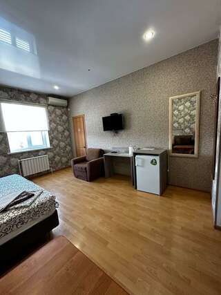 Гостевой дом Дом туриста Миллерово Номер стандарт улучшенный с 1 двуспальной кроватью-11