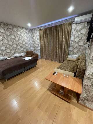 Гостевой дом Дом туриста Миллерово Номер стандарт с 1 двуспальной кроватью и диваном-8