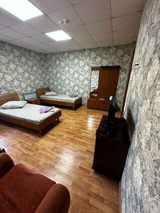 Гостевой дом Дом туриста Миллерово Номер эконом с 3 односпальными кроватями-5