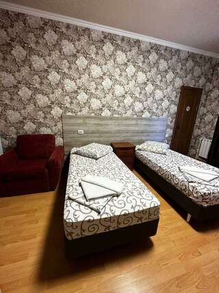 Гостевой дом Дом туриста Миллерово Номер стандарт с 2 односпальными кроватями-3