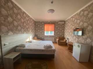 Гостевой дом Дом туриста Миллерово Номер стандарт улучшенный с 1 двуспальной кроватью-9