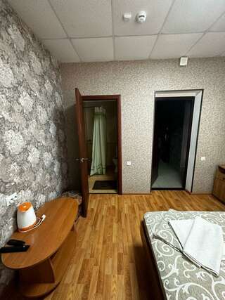 Гостевой дом Дом туриста Миллерово Номер стандарт с 1 двуспальной кроватью-4